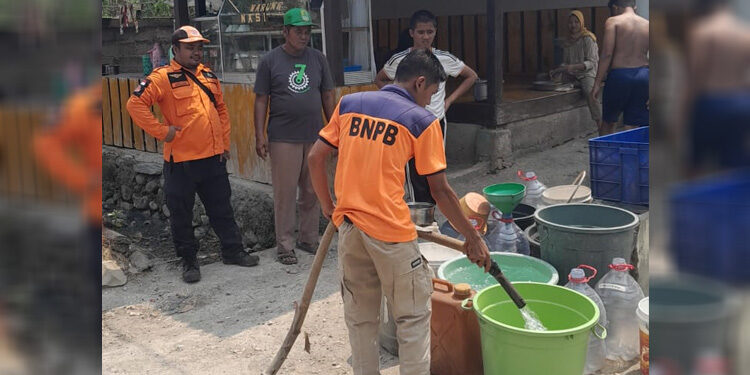 BPBD Karawang melakukan pendistribusian air bersih kepada warga yang mengalami kekeringan. Foto: Dok BPBD Karawang