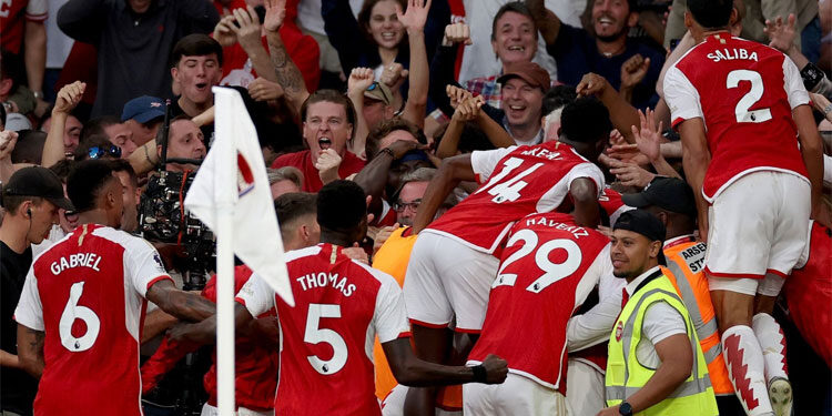 Pemain Arsenal melakukan selebrasi setelah berhasil mengalahkan Man City lewat gol tunggal Gabriel Martinelli. Foto: Sky Sports