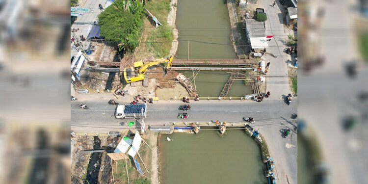 Pemerintah Provinsi (Pemprov) Banten melalui Dinas Pekerjaan Umum dan Tata Ruang (PUPR) membangun jalan dan jembatan. Foto: PUPR Banten