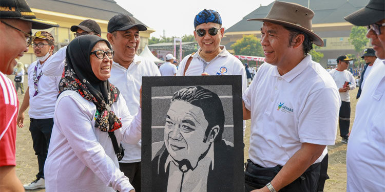 Salah seorang tenaga pendidik memberikan hadiah karikatur kepada Pj Gubernur Banten Al Muktabar. (Humas pemprov Banten