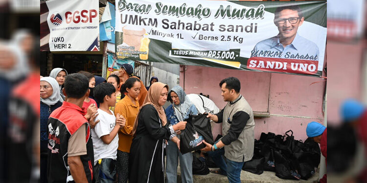 UMKM Sahabat SandiUno Cimahi dan Organisasi Persatuan Islam (Persis) mengadakan bazar sembako murah di Cimahi, Jawa Barat, Jumat (13/10/2023). Foto: Dok. Relawan SandiUno