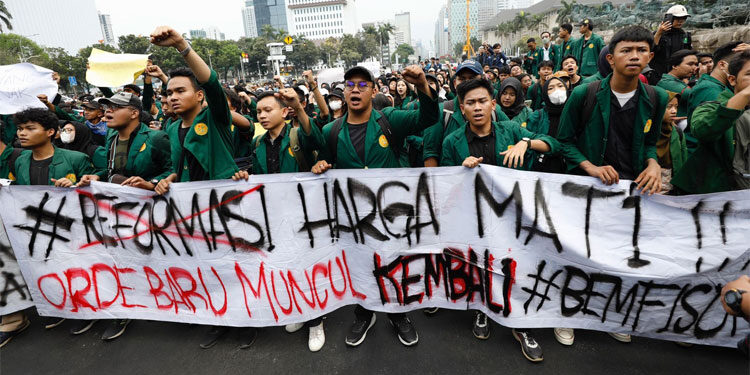 Aliansi BEM SI menggelar aksi besar-besaran di Patung Kuda Arjuna Wijaya, Jalan Medan Merdeka Barat, Jakarta, Jumat (20/10/2023). Foto: Istimewa