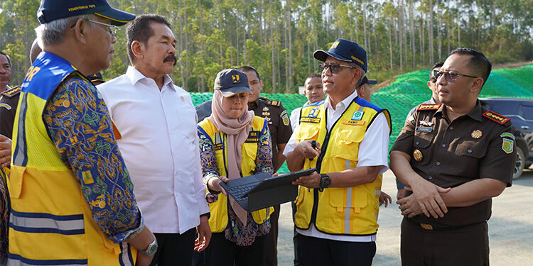 Jaksa Agung ST Burhanuddin dalam kunjungannya ke Ibu Kota Negara (IKN) Kalimantan Timur. Foto: Puspenkum Kejaksaan Agung