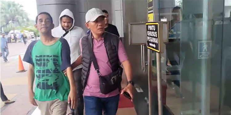 Tim tabur dan buronan kasus korupsi asal Kejati Riau (kiri) usai ditangkap. (Puspenkum Kejagung)