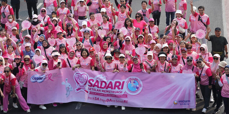 Charm bersama YKPI mengadakan kegiatan Ayo SADARI Setelah Menstruasi Fun Walk dengan jarak sekitar 3 Km pada Car Free Day (CFD) di Jakarta, Minggu (1/10/2023). Foto: Dok. Charm