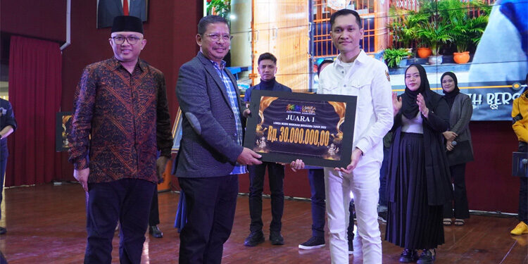 Kabalitbang - Diklat Kemenag Suyitno serahkan hadiah ke juara Lomba Musik Moderasi Beragama. Foto: Kemenag untuk INDOPOS.CO.ID