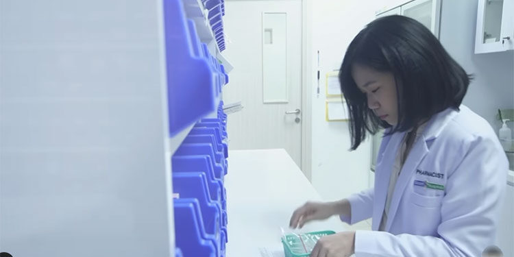 Ilustrasi seorang dokter sedang menyiapkan obat untuk pasien. Foto: Instagram/@siloamhospitals