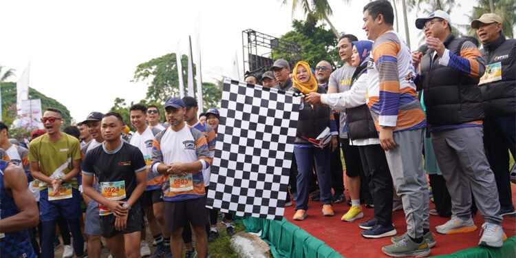 Ratusan peserta ramaikan kegiatan lari dan jalan santai pada event BPKH Hajj Run & Fun Walk yang digelar di Taman Wisata Tanjung Mutiara Singkarak, Jorong Mutiara, Baru Taba, Tanah Datar, Sumatera Barat, Sabtu (28/10/2023). Foto: BPKH