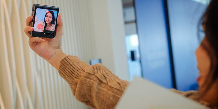 Galaxy Z Flip5 menawarkan desain yang telah disempurnakan dengan Flex Hinge premium yang kokoh yang memberikan experience terdepan termasuk saat vlogging. Foto: Dok. Samsung