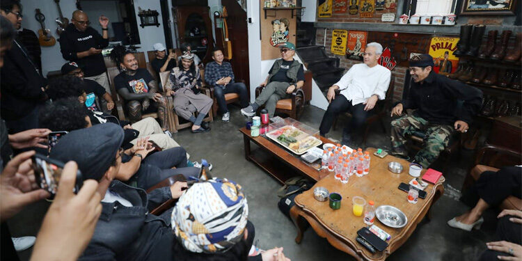 Budayawan asal Bandung, Budi Dalton bersama sejumlah seniman hingga musisi menerima kunjungan dari bacapres Ganjar Pranowo di kediamannya di Jalan Lengkong, Kota Bandung, Jawa Barat, pada Rabu (4/10/2023). Foto: Istimewa