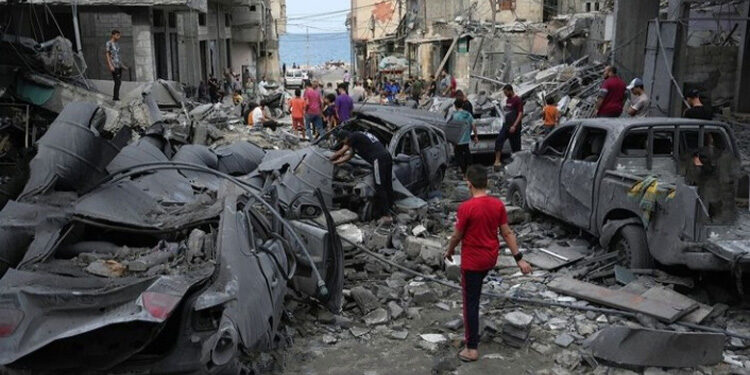 Sejumlah bangunan dan kendaraan hancur akibat eskalasi konflik di Jalur Gaza memanas. Foto: Instagram/@aljazeeraenglish