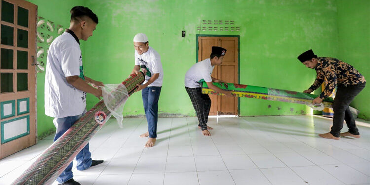 Warga Dusun VI Desa Sei Kepayang Tengah, Sumatera Utara mendapatkan sentuhan bantuan dari sukarelawan Usbat Ganjar pada Selasa (31/10/2023).  Foto: Dok. Relawan Ganjar