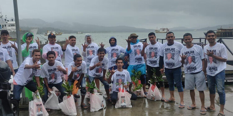 Sukarelawan Pandawa Ganjar mengadakan kegiatan penanaman mangrove. Foto: Istimewa