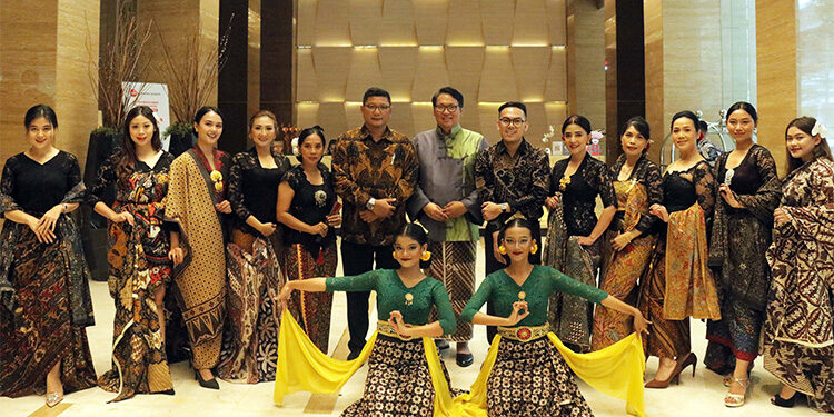 Hotel GranDhika Iskandarsyah Jakarta menggelar acara peringatan Hari Batik Nasional berkolaborasi dengan Yayasan Belantara Budaya Indonesia. Foto: Dok. Hotel GranDhika Iskandarsyah Jakarta