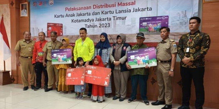 Wali Kota Jakarta Timur, M Anwar saat memberikan sejumlah hadiah kepada warga. (Pemkot Jaktim)