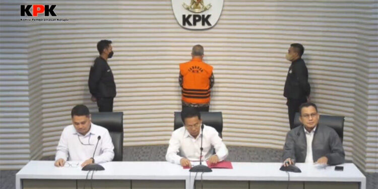 Wakil Ketua KPK Johanis Tanak (tengah), Juru Bicara Bidang Penindakan dan Kelambagaan KPK Ali Fikri (kanan) dan Plt Deputi Penindakan KPK Asep Guntur (kiri) saat mengumumkan penetapan tersangka mantan Mentan Syahrul Yasin Limpo (SYL) dan dua pejabat Kementan lainnya sebagai tersangka dalam kasus korupsi di lingkungan Kementan RI, Rabu (11/10/2023) malam. Foto: Tangkapan layar Youtube KPK