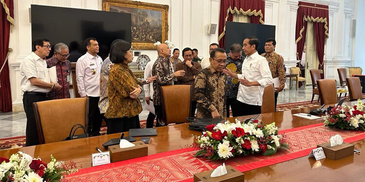 MenKopUKM Teten Masduki dalam rapat terbatas yang dipimpin oleh Presiden Jokowi di Istana Kepresidenan Jakarta, Jumat (6/10). Foto: Dok. KemenKopUKM