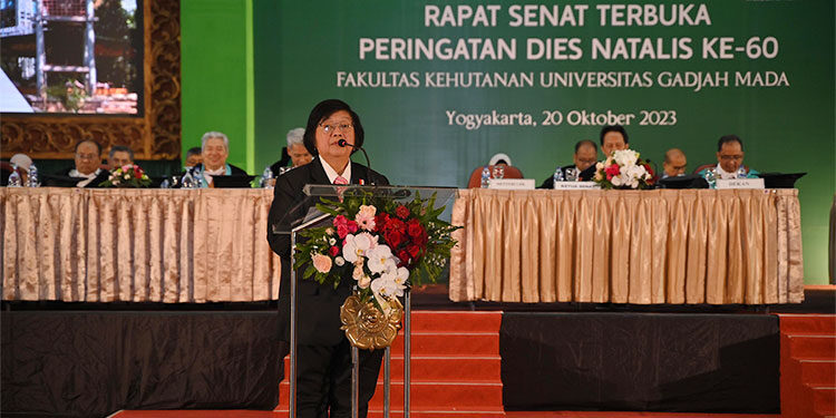 Menteri Lingkungan Hidup dan Kehutanan Siti Nurbaya Bakar, pada acara Dies Natalis ke-60 Fakultas Kehutanan Universitas Gadjah Mada (UGM). Foto: Istimewa