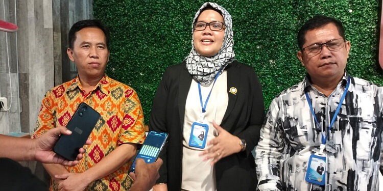 Luthfiani, kuasa hukum Direktur Utama PT Williams Internasional Jaya (WIJ) Ristiana Achlan (tengah). Foto: Nasuha/ INDOPOS.CO.ID