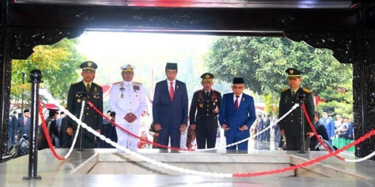 Presiden Jokowi dan Wakil Presiden Ma'ruf Amin beserta rombongan meninjau sumur Lubang Buaya. Foto: Setkab untuk INDOPOS.CO.ID