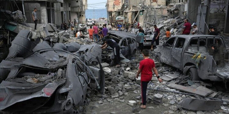 Sejumlah bangunan dan kendaraan hancur akibat ekalasi konflik di Jalur Gaza memanas. (Instagram/@aljazeeraenglish)
