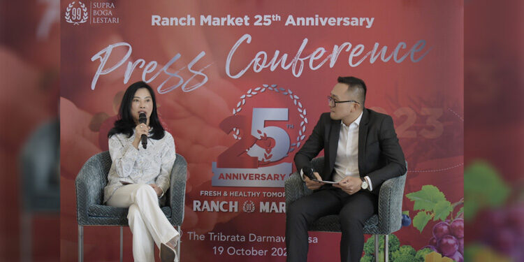 Chief Marketing and Merchandising Officer (CMMO) PT. Supra Boga Lestari Tbk, Maria Suwarni (kiri), pada acara Ranch Market 25th Anniversary Media Gathering and Press Conference, di Jakarta, Kamis (19/10/2023). Foto: Ranch Market