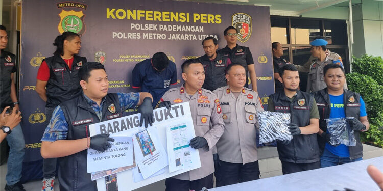 Pelaku rudapaksa saat ditunjukkan dalam konferensi pers di Mapolsektro Pademangan, Jakarta Utara. Foto: Feris Pakpahan/INDOPOS.CO.ID