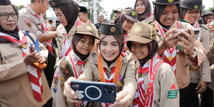 Ketua Kwarda Gerakan Pramuka Jawa Tengah, Siti Atikoh Supriyanti selfie usai peringatan Hari Pramuka ke-62 di Alun-alun Purbalingga, Jawa Tengah, Senin (9/10/2023). Foto: Istimewa