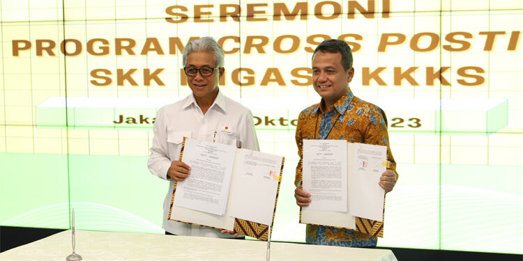 Kepala Satuan Kerja Khusus Pelaksana Kegiatan Usaha Minyak dan Gas Bumi (SKK Migas) Dwi Soetjipto (kiri), dalam acara program crossposting hulu migas secara resmi dilaunching, di Jakarta, Rabu (11/10/2023). Foto: SKK Migas