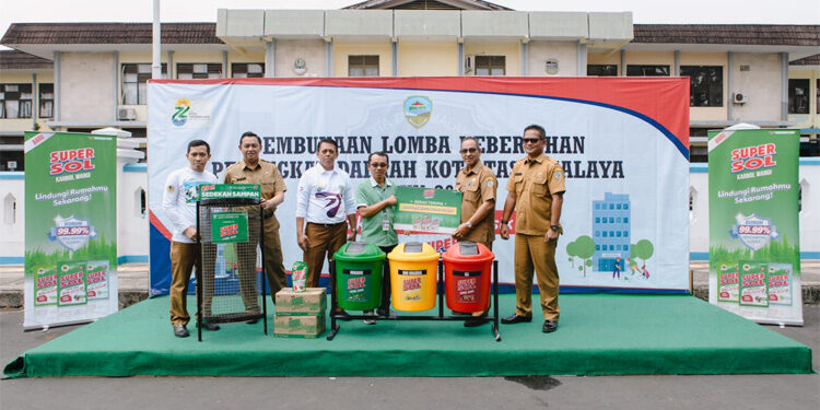 Supersol menggandeng sejumlah instansi dan kelompok masyarakat melaksanakan kegiatan “Supersol Gotong Royong Bersih Bebas Kuman” di Jakarta dan Tasikmalaya. Foto: Dok. Supersol