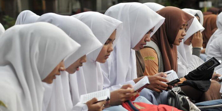 Siswa SMA di Kabupaten Tangerang saat mengikuti kegiatan tadarus setiap Jumat pagi. Foto: Dok. Pemkab Tangerang