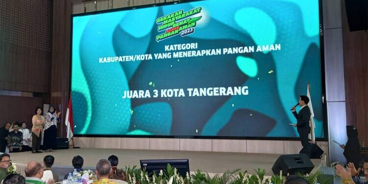Kota Tangerang melalui Dinas Kesehatan menerima penghargaan Kota Aman Pangan Terbaik ke-3 dari Badan Pengawasan Obat dan Makanan Republik Indonesia (BPOM RI). Foto: Humas Pemkot Tangerang