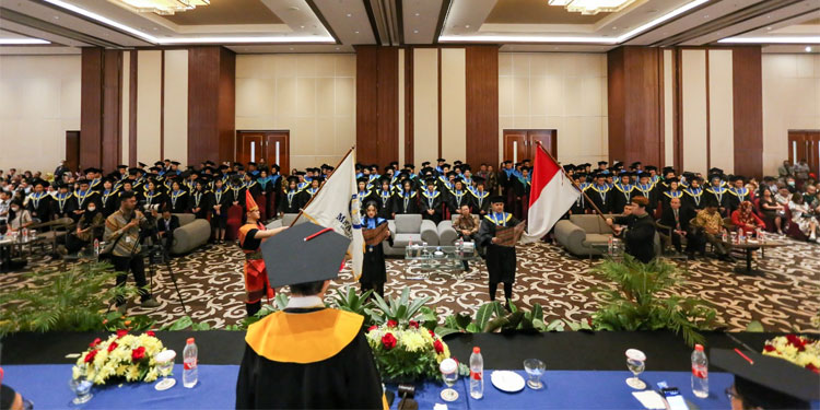 Singgung Mendiang Ibunda, Mahasiswa Universitas Matana Raih Predikat Wisudawan Terbaik - wisudawan ip - www.indopos.co.id