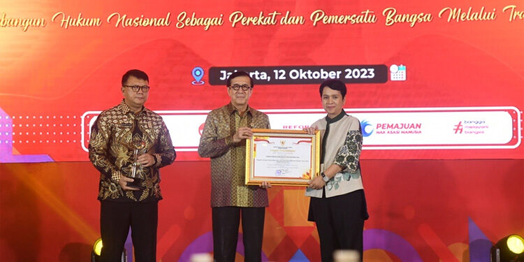 Menteri Hukum dan HAM Yasonna Laoly memberikan penghargaan kepada anggota JDIHN di Jakarta, Kamis (12/10/2023). Foto: Humas Kemenkumham