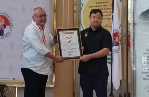 Sesmenpora Gunawan Suswantoro mewakili Menpora Dito Ariotedjo menerima penghargaan dan piagam MURI. Foto: istimewa