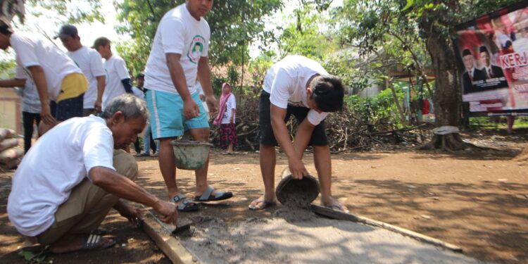 Foto : Santri Dukung Ganjar Gotong Royong Bareng Warga Renovasi Jalan di Desa Klapanunggal