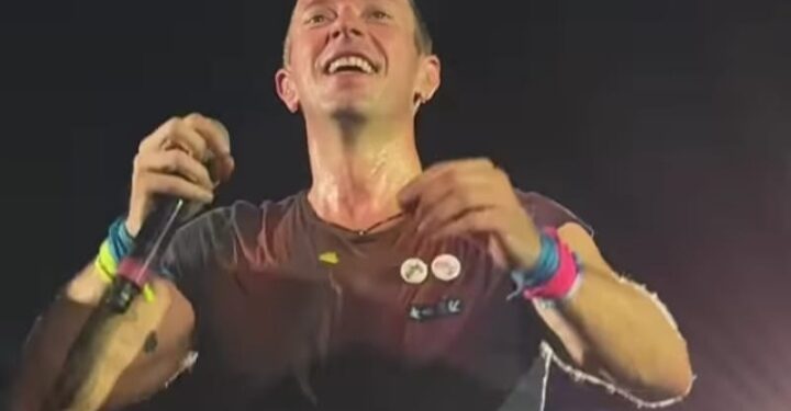 Penampilan vokalis Coldplay Chris Martin saat konser di Senayan, Jakarta. (Instagram/@coldplay)