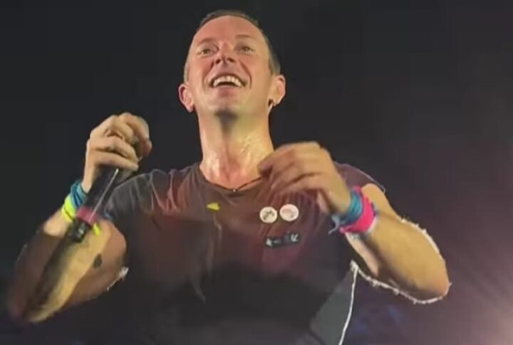 Penampilan vokalis Coldplay Chris Martin saat konser di Senayan, Jakarta. (Instagram/@coldplay)