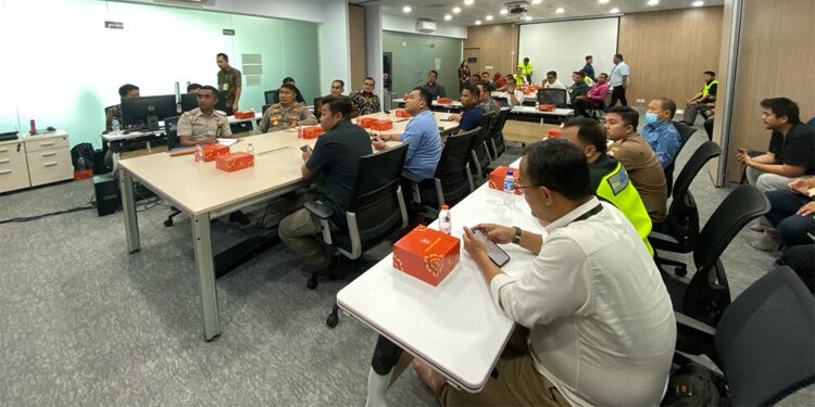 Kegiatan rapat bersama stakeholder pengelola bandara yang berlangsung di Ruang Airport Operation Control Center (AOCC) Terminal Kedatangan Internasional Bandara I Gusti Ngurah Rai. Foto: Dokumen Dirjen Imigrasi/Istimewa