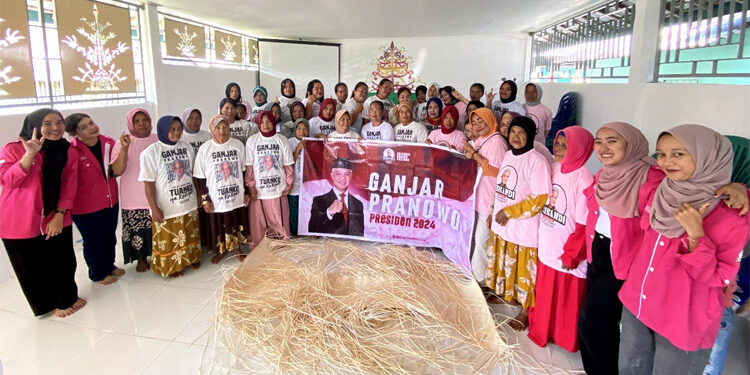 Srikandi Ganjar Kalimantan Tengah beri pelatihan menganyam. Foto: Dok. Relawan Ganjar