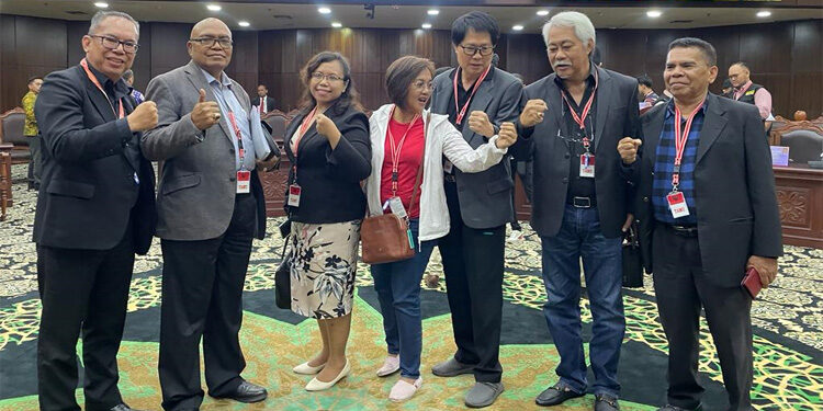 Para advokat yang tergabung dalam Perekat Nusantara dan TPDI di sela-sela mengikuti sidang putusan Majelis Kehomartan Mahkamah Konstitusi (MKMK) terkait perkara dugaan pelanggaran etik dan perilaku hakim konstitusi, Selasa (7/11/2023). Foto: Istimewa