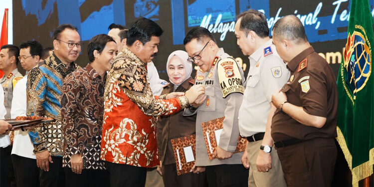 Menteri ATR/Kepala BPN Hadi Tjahjanto memberikan Piagam Penghargaan dan menyematkan Pin Emas kepada Kapolda Lampung, Irjen Helmy Santika, S.H., S.I.K, M.Si. Foto: Ist