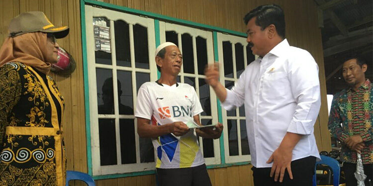 Momen Menteri ATR/Kepala BPN Hadi Tjahjanto menyerahkan sertipikat tanah ke warga Jekan Raya, Kota Palangkaraya. Foto: Indopos.co.id / Dhika Alam Noor