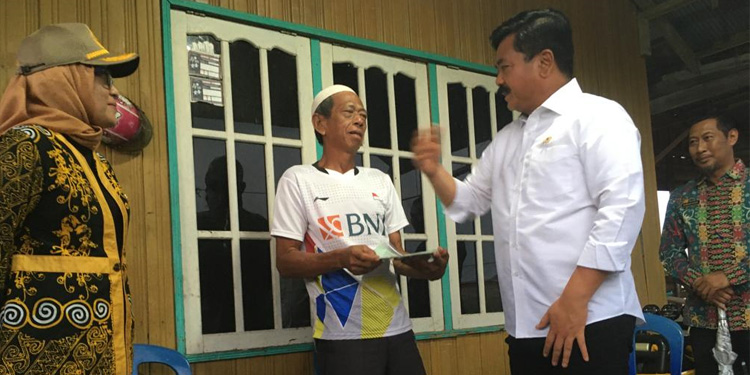Menteri ATR/Kepala BPN Serahkan Sertipikat Tanah Door to Door di Palangkaraya - atr 2 - www.indopos.co.id