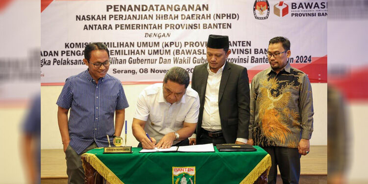 Pj Gubernur Banten Al Muktabar menyerahkan dana hibah sebesar Rp 257 miliar kepada penyelenggara pemilu di Banten. Foto: Humas Pemprov Banten