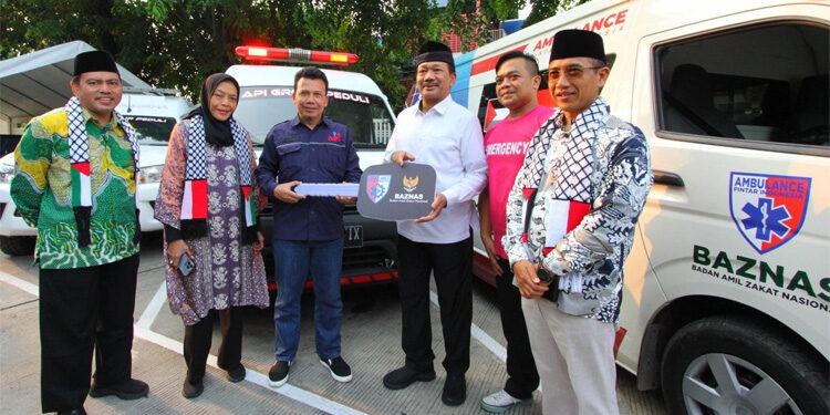 PT Ambulance Pintar Indonesia (API) menyalurkan bantuan kemanusiaan untuk Palestina berupa tiga ambulans melalui BAZNAS RI, Kamis (30/11/2023). Foto: Dok. PT API