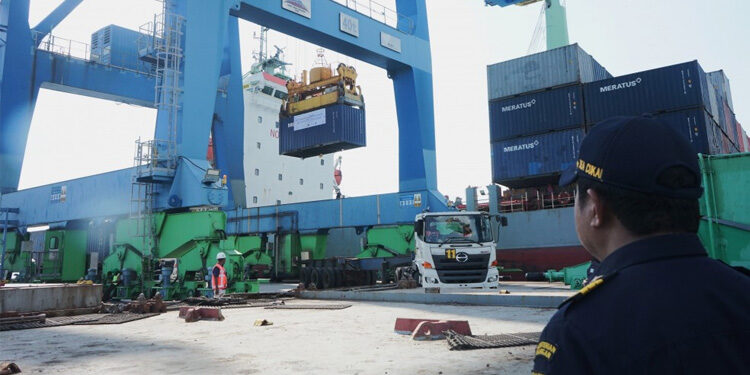 Bea Cukai Ambon mengasistensi ekspor perdana yang dilakukan oleh Koperasi Kamboti Rempah Maluku, Rabu (8/11). Foto: Humas Bea Cukai