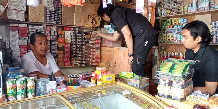 Bea Cukai Magelang dan Bea Cukai Parepare melaksanakan operasi pasar sebagai bagian dari upaya penegakan hukum Operasi Gempur Rokok Ilegal. Foto: Humas Bea Cukai