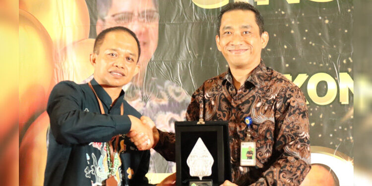 Bea Cukai Tanjung Perak mendapat penghargaan dari Gabungan Importir Nasional Seluruh Indonesia (GINSI). Foto: Humas Bea Cukai