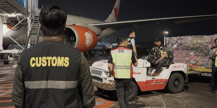 Bea Cukai Soekarno Hatta berupaya mengoptimalkan layanan dan pengawasan ekspor agar kelancaran pengiriman bantuan kemanusiaan ke Palestina dapat terjamin. Foto: Humas Bea Cukai